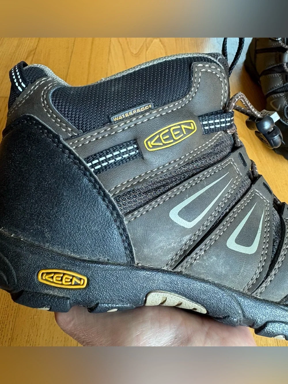 Keen Oakridge Mid waterproof hiking boots brown Black Kids Youth Boys Size 3